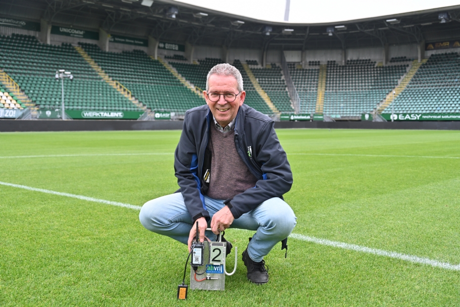 Henk Slootweg met de speciaal voor AH Vrij ontwikkelde sensor van Connect IoT