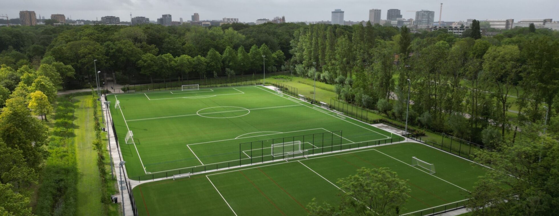 Dronefoto nieuwe kunstgrasvelden KRSV Vredenburch Rijswijk.