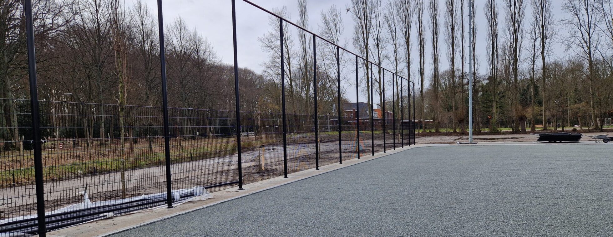 Aangebrachte laag Granobase® Voetbal en geplaatste hekwerken.
