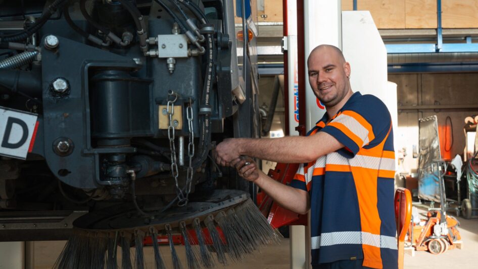 Collega Ron aan het werk in onze werkplaats