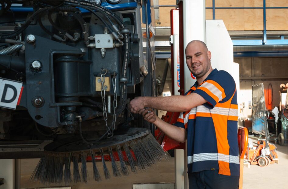 Collega Ron aan het werk in onze werkplaats
