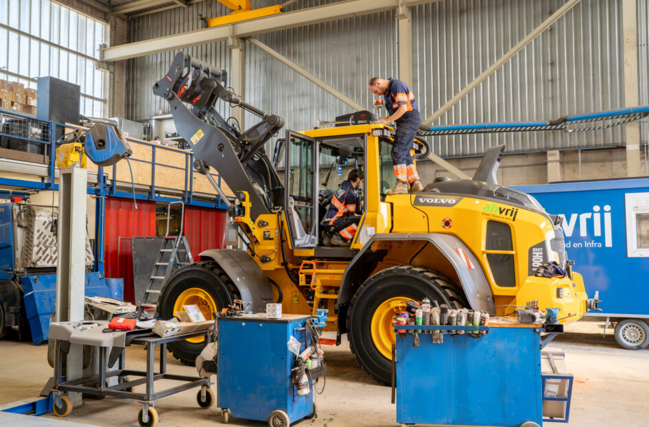 Shovel Volvo L90H in eigen werkplaats voor de laatste puntjes op de i