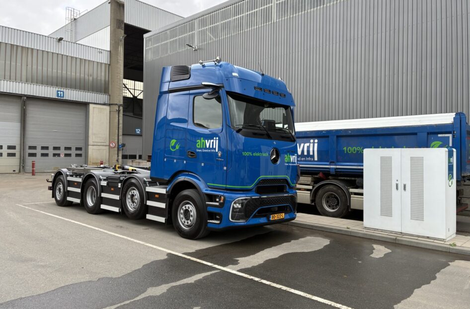 Nieuwe eActros 600 met haakarm op het laadplein van AH Vrij