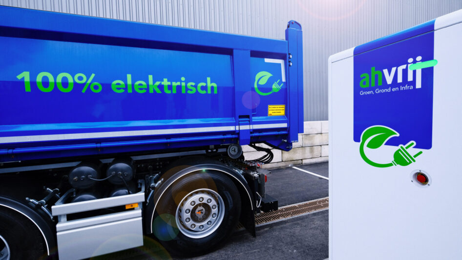 Elektrische knijperwagen op laadplein