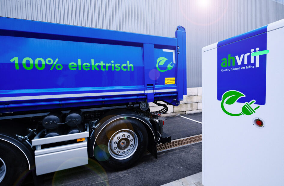 Elektrische knijperwagen op laadplein